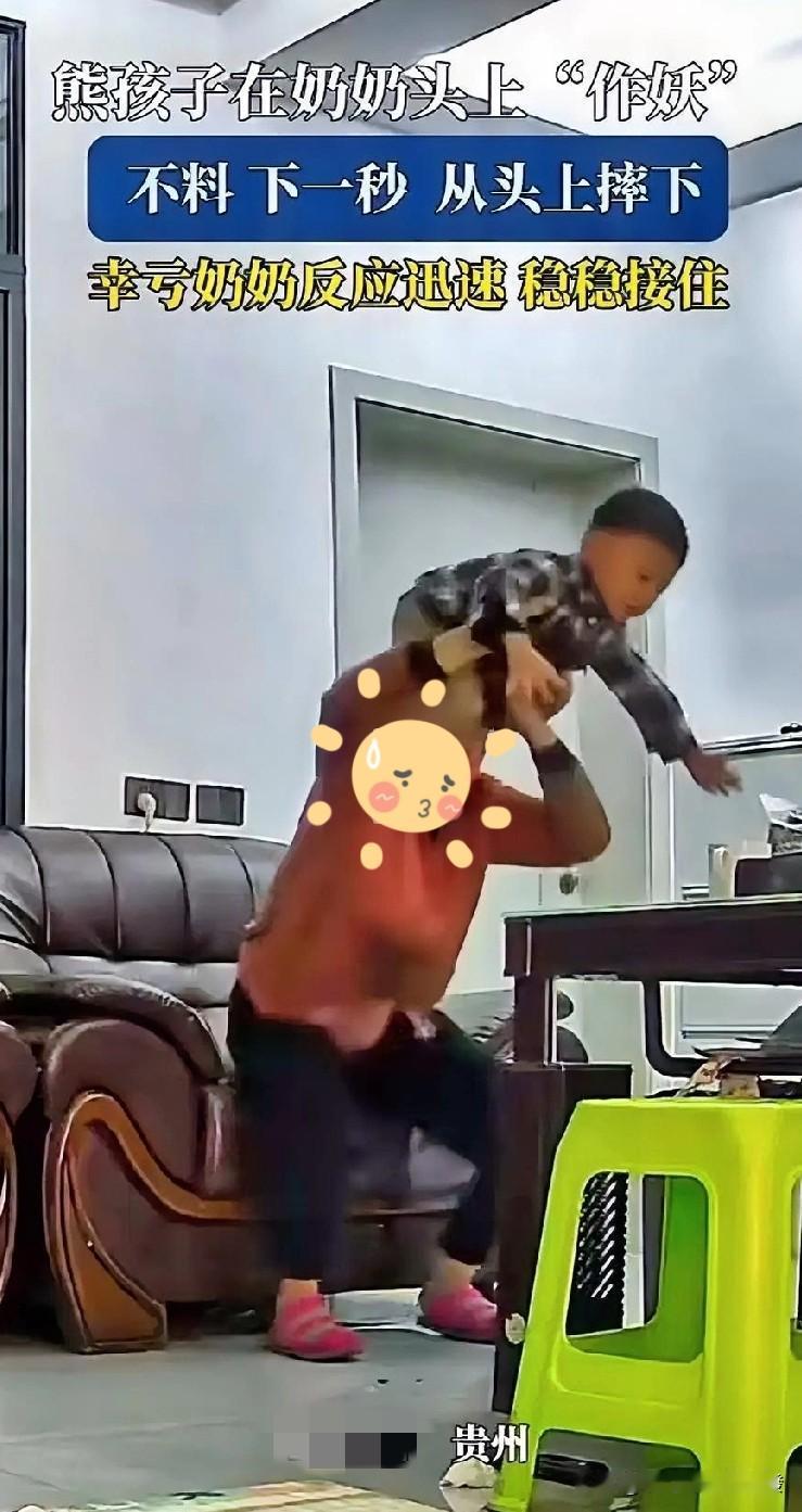 男孩就是调皮！小男孩站在奶奶的肩膀头上看电视，看到兴奋处下意识地蹲下想摸奶奶的头