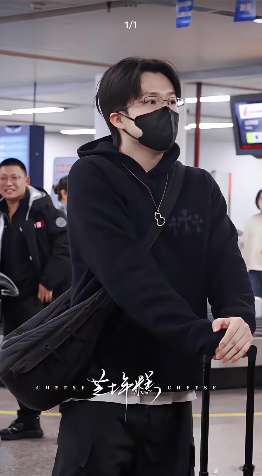 孙颖莎王楚钦出战海口亚洲杯机场私服，各自耀眼，自成风景孙颖莎真的太会穿啦！一身浅