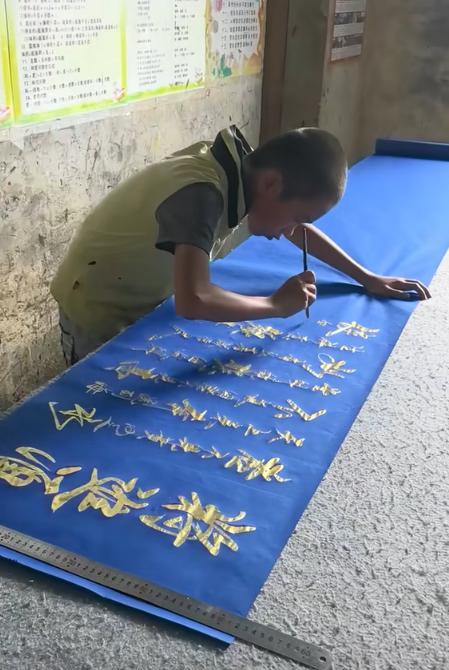 “火到人民日报了！”广西贺州，13岁男孩自学书法，竟大言不惭写《将进酒》，不料，