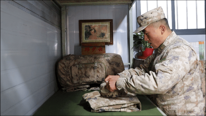 九连三班是邱少云生前所在班，进门最显眼位置就是邱少云的铺位。​​​