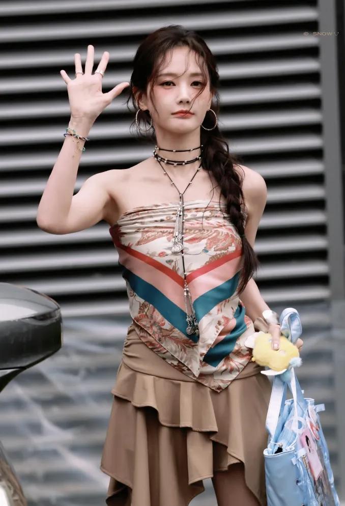 李一桐这套美式复古穿搭太有巧思！印花丝巾抹胸勾勒精致肩颈，搭配咖色不规则荷叶短