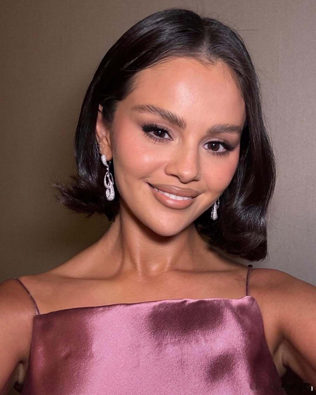 selenagomez赛琳娜戈麦斯今日份活动的妆造细节，化妆师给选了一个猪肝色