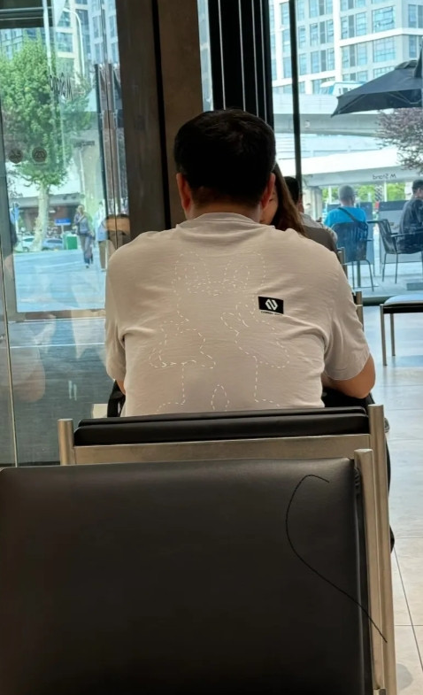 昨天去相亲，因为我用苹果手机，稍微穿着得体了一点，就被相亲对象拒绝了，拒绝的理由