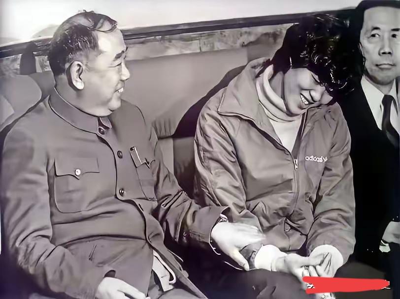 80年代初，国家体委主任李梦华接见中国女排主攻手郎平，第一次夺冠那年，郎平还是