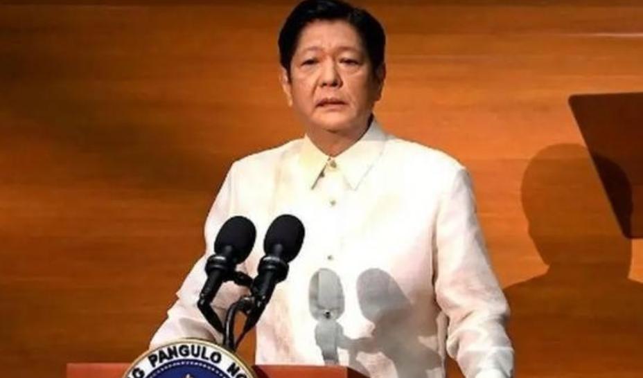 自从中国停止进口菲律宾香蕉，菲律宾香蕉协会的负责人愤怒地表示：“中国断了30万蕉