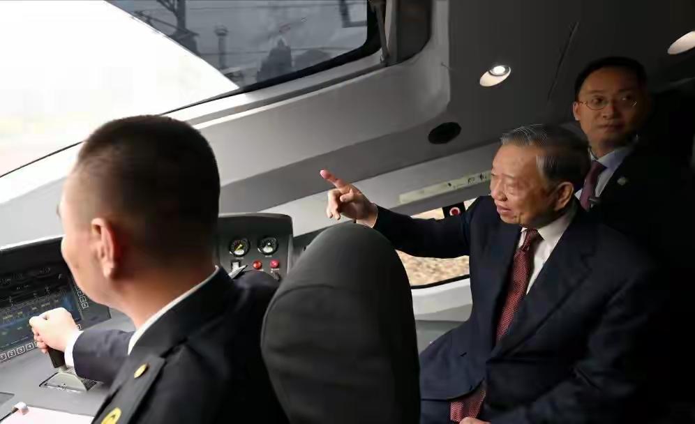 越南670亿的高铁大项目，跟德国西门子签约才8天，自家首富就宣布撤资不干了。