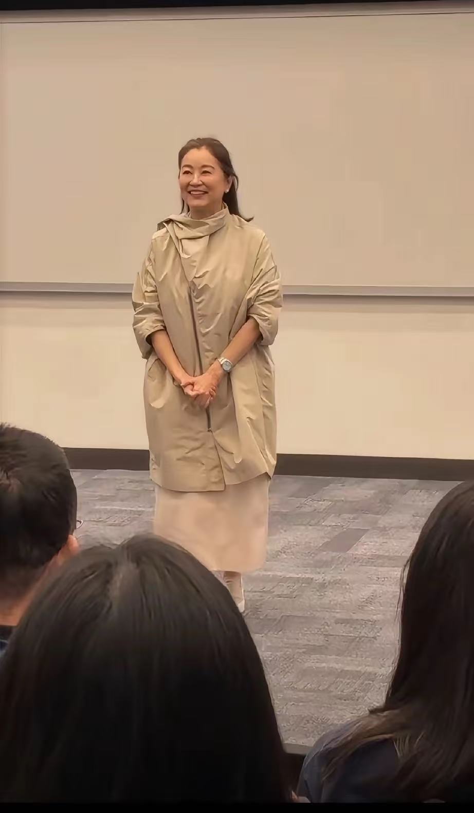 终于知道72岁的林青霞为什么看着面相这么舒服，因为她长期临摹兰亭序，又在69岁的