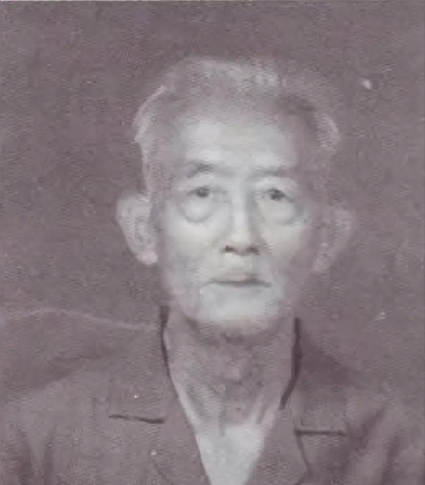 1948年4月18日，地下党李维嘉接完头，准备回家。走到拐弯处，他远远看见帮自家