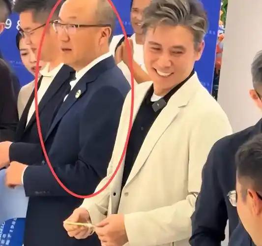 我有种预感，李乃文接下来麻烦了。不是说他最近走嬉皮笑脸路线，还卖萌了。而是说他参