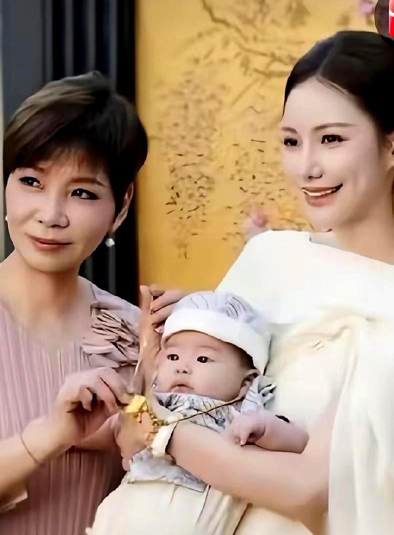 都说汪家现在主事儿的，是新来的丈母娘。我之前还不信，今天一看照片，我信了。真