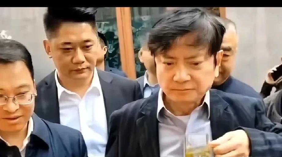 65岁还在上课，他图啥？学生喊他“强哥”，他回一句：怕你们没血性。郑强，