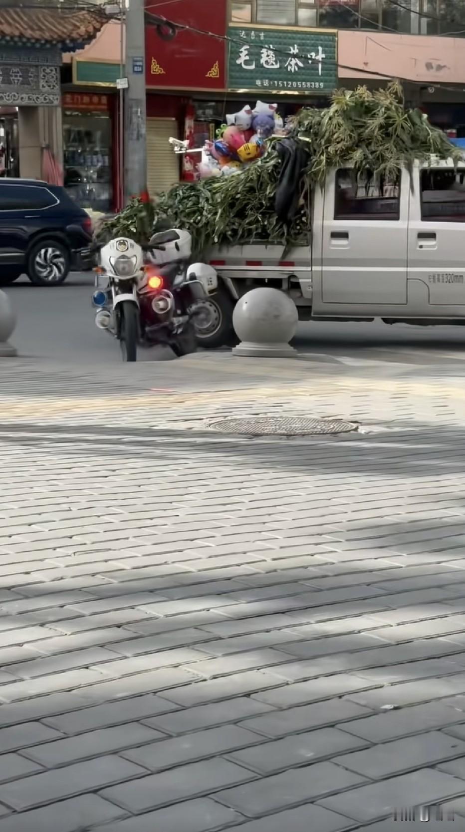 哥们你没事不用负责任，他停的刚好是人行横道的入口，他违停了。