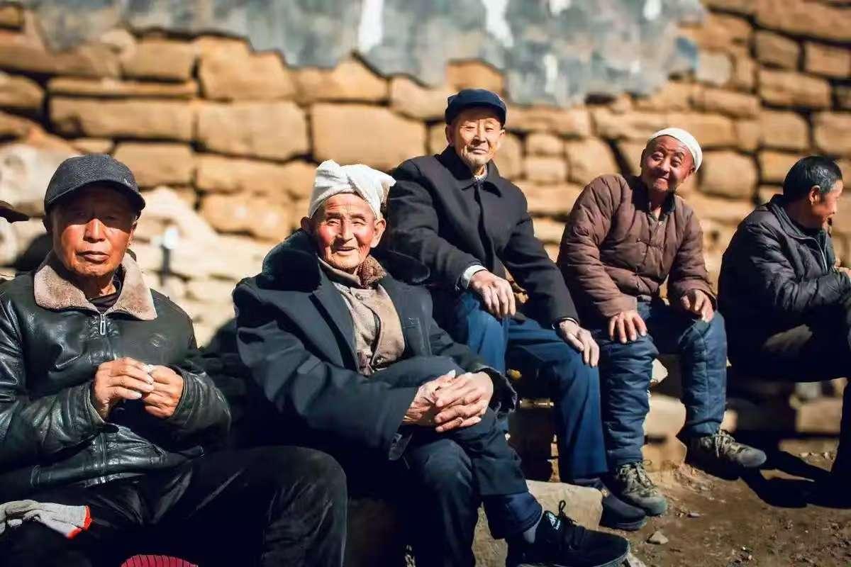 村头一坐就是一天的老人，也没见他们玩手机，他们都在想什么呢？