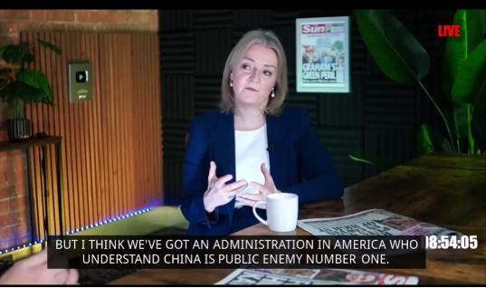 英国前首相特拉斯1月29日在访谈节目中表示：“美国人知道中国是头号敌人，但基尔·