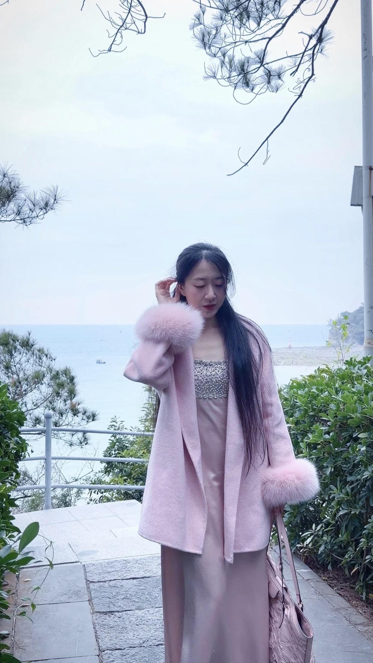 什么样的穿搭可以成为气质女神?海边漫步，裙摆飞扬，感受海风拂面的自由与浪漫。