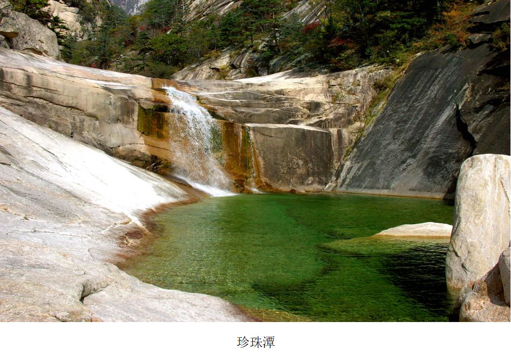 金刚山的溪谷和水潭朝鲜名山金刚山有巨大的层岩绝壁、千沟万壑、大小水潭，与绿树相