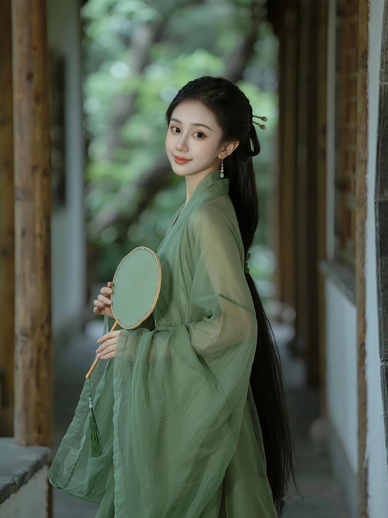 古典韵味，绿衣美人，手持团扇，古风韵味十足。为什么穿汉服的新人越来越多了?