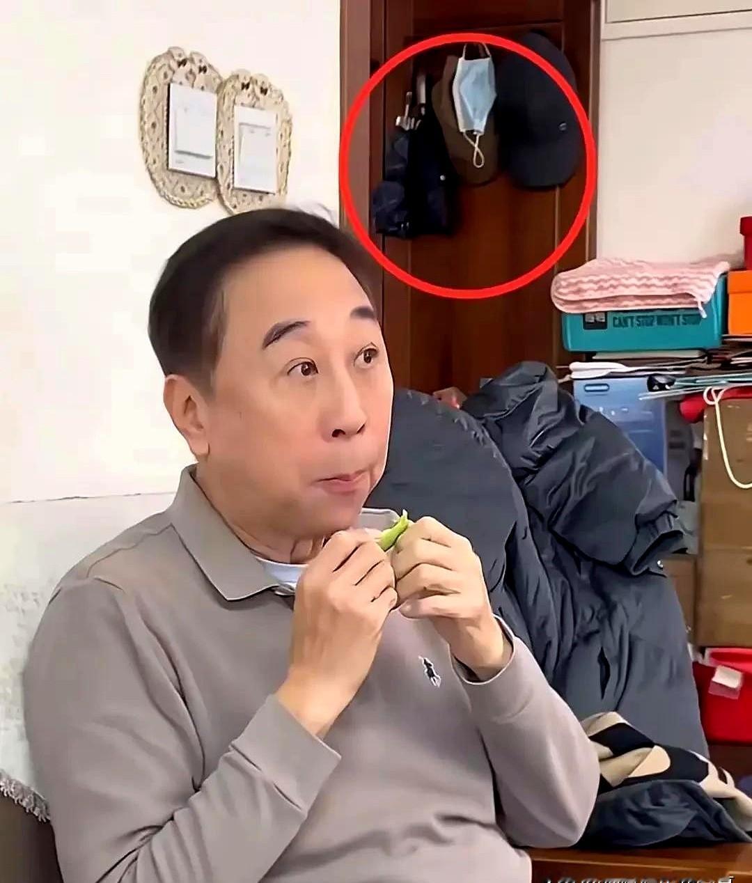 冯巩那张“蜗居”照，你被骗了吗？我圈内摸爬滚打多年，一眼就看穿了这盘棋。冯巩