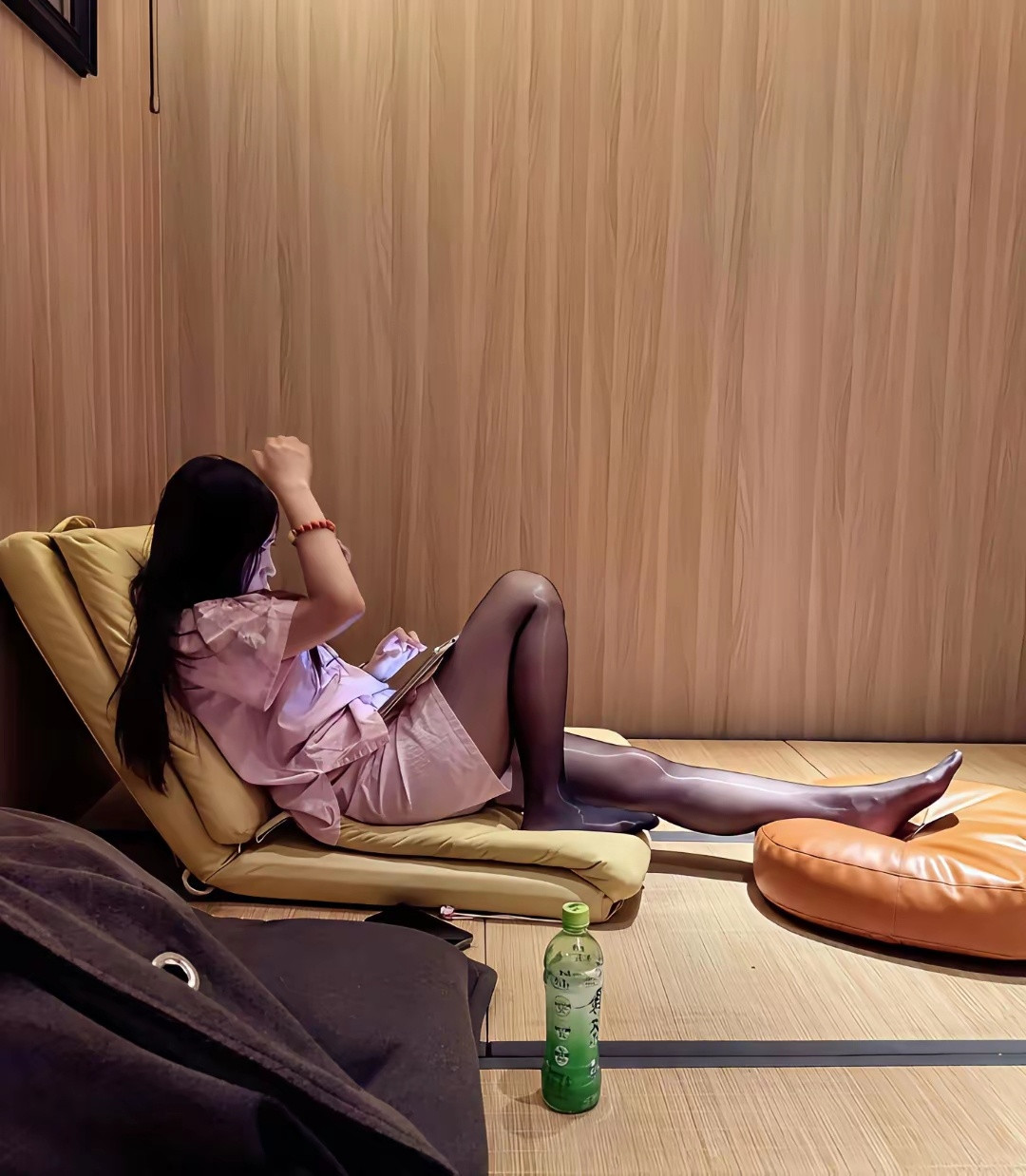 网友奔现，她一直低着头玩手机，啥话也不说。我这，是不是没希望了