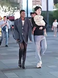 外籍居留需守序，底线不容突破家人们，现在不少黑人在国内日子过得挺滋润，做生