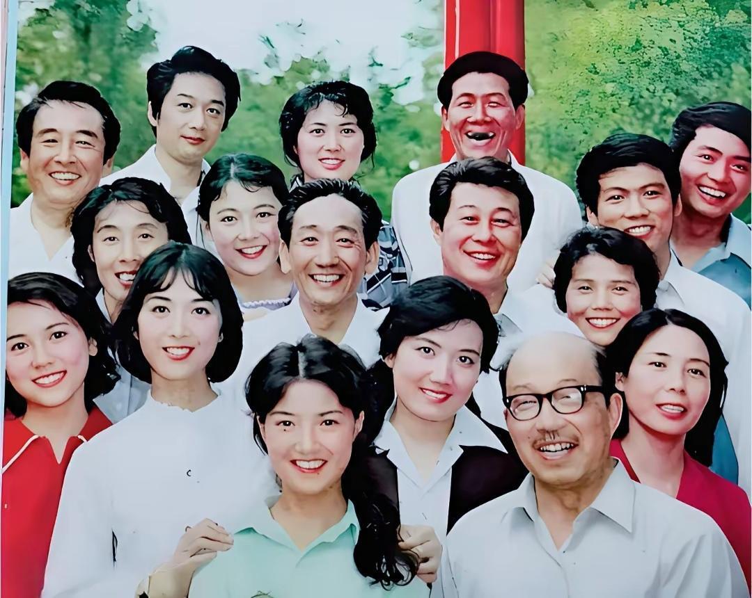 图片上有17位老演员，我都觉得面熟，甚至还记得他们在电影里饰演的角色，但只叫得出