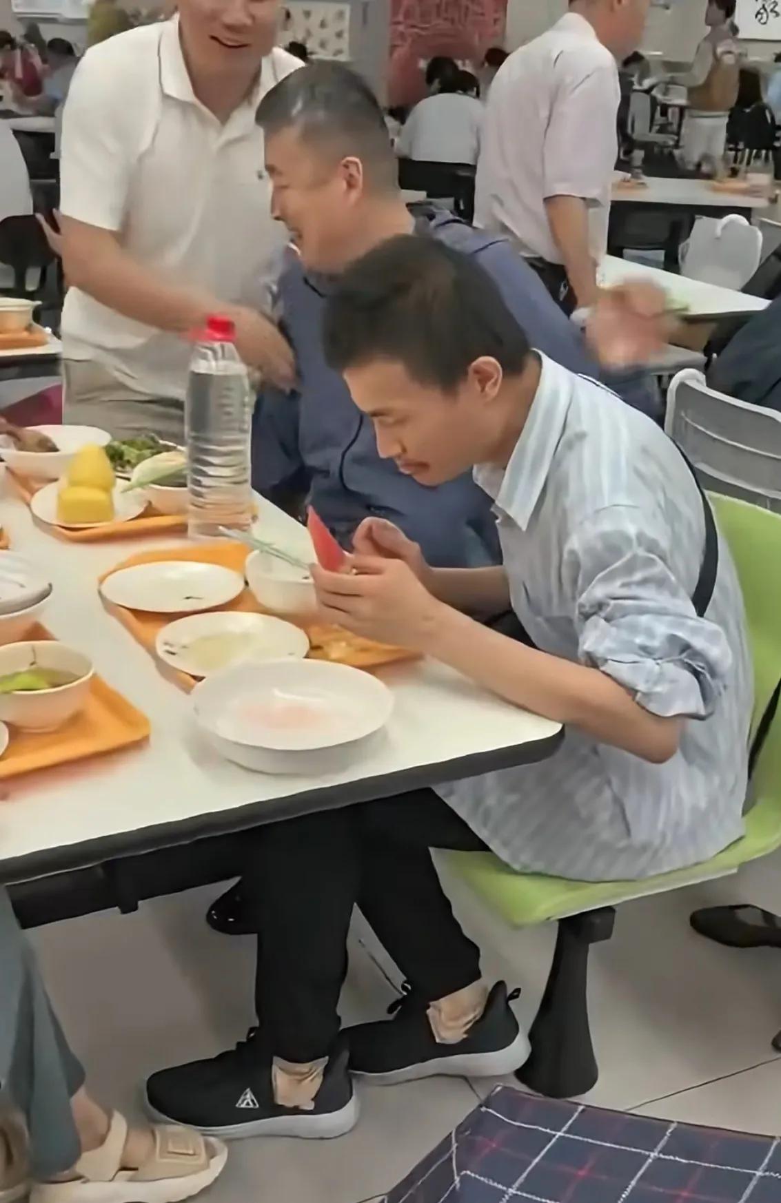 韦神好难啊，吃个饭都不安静！近日，有网友北大食堂偶遇韦神，看到了韦神被围观拍照