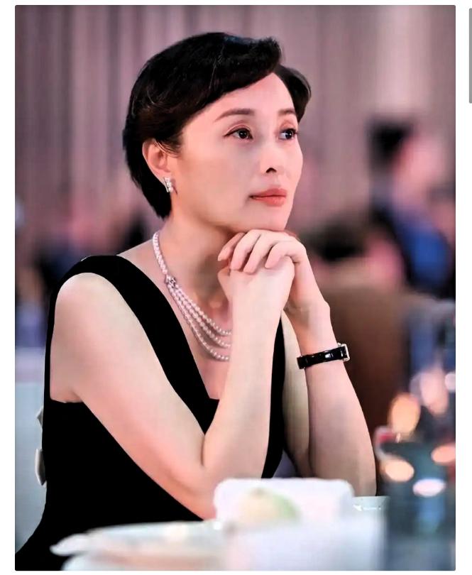 84岁父亲突然问女儿：你会送我去养老院吗？53岁的吴越愣了几秒后，然后蹲下来