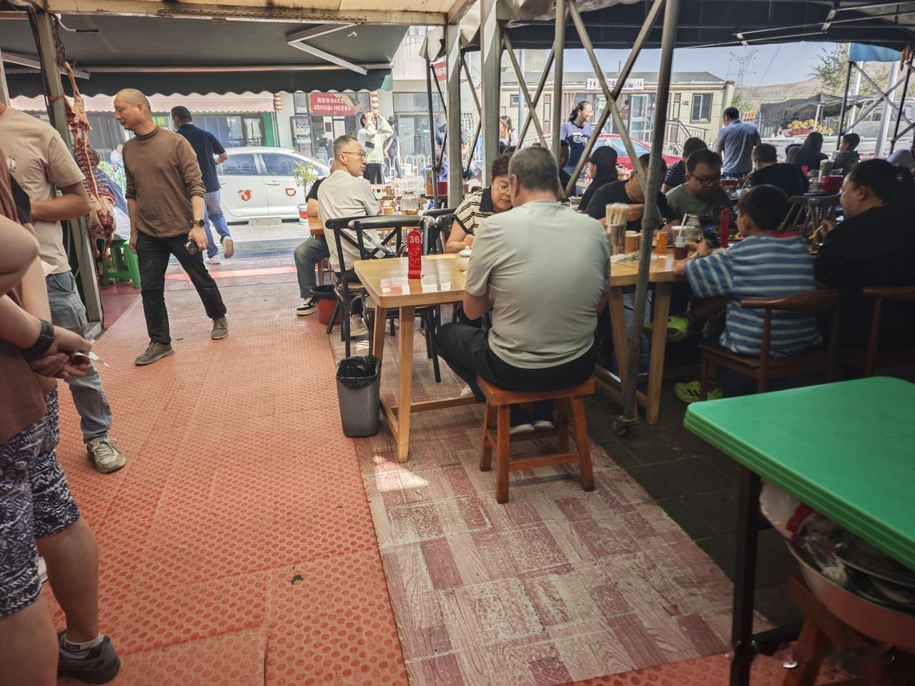 乌鲁木齐的葛家沟以前那真的就是一个山沟沟，不知道在什么时候，这里热闹了起来，变成