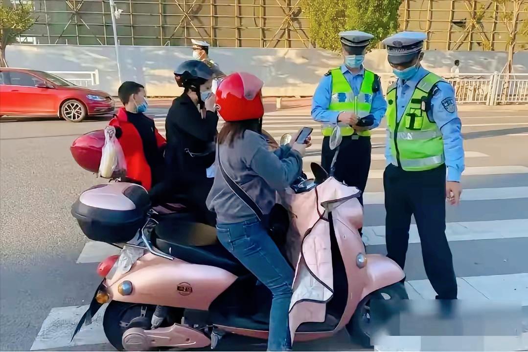 电动自行车新规来了，时速超过25公里/小时，自动熄火，还要具备北斗定位、通信和安