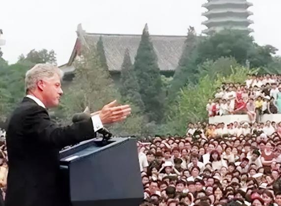 若是当年没有克林顿的一再坚持，中国加入世贸可能会更为艰难！98年克林顿访华其中一