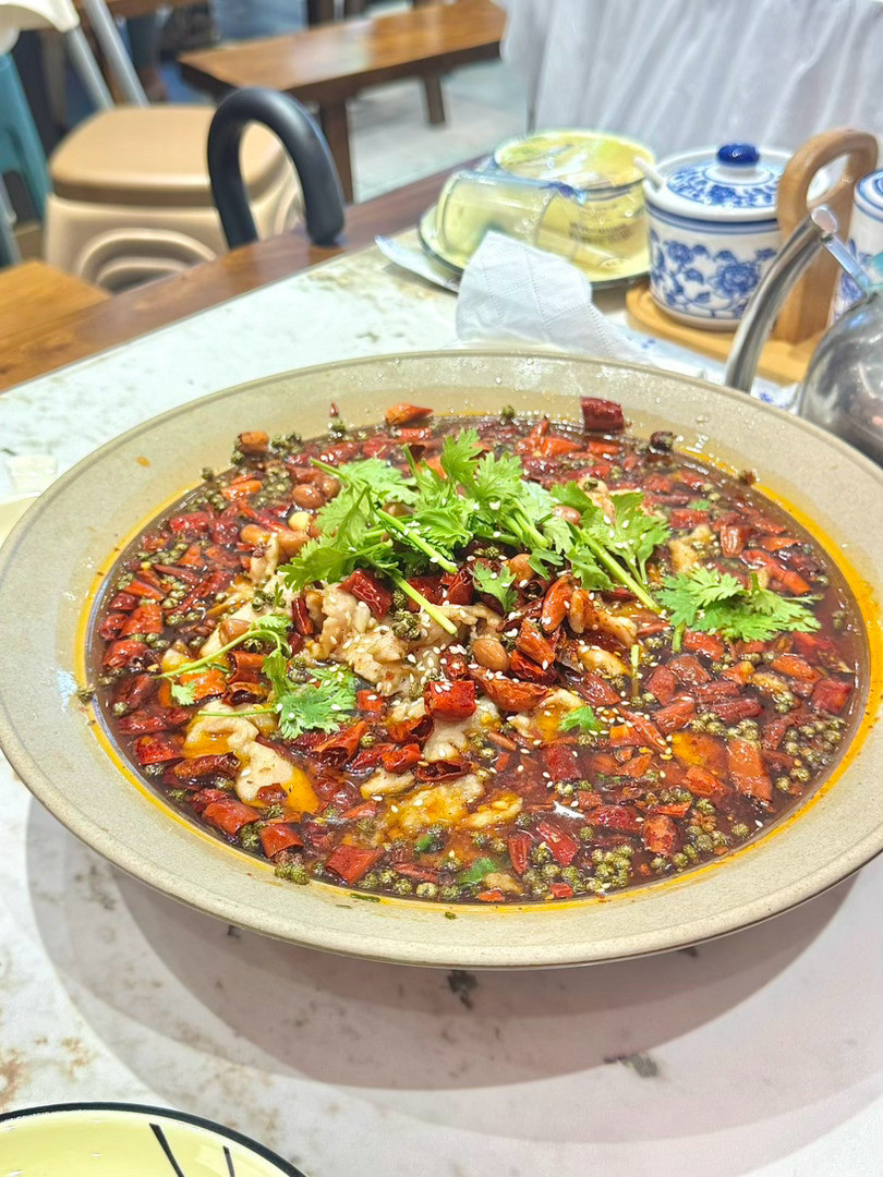 台湾卤肉饭好吃吃多了容易腻地锅鸡我好爱吃锅贴！沾汤汁绝了乐乐茶好喝爱喝