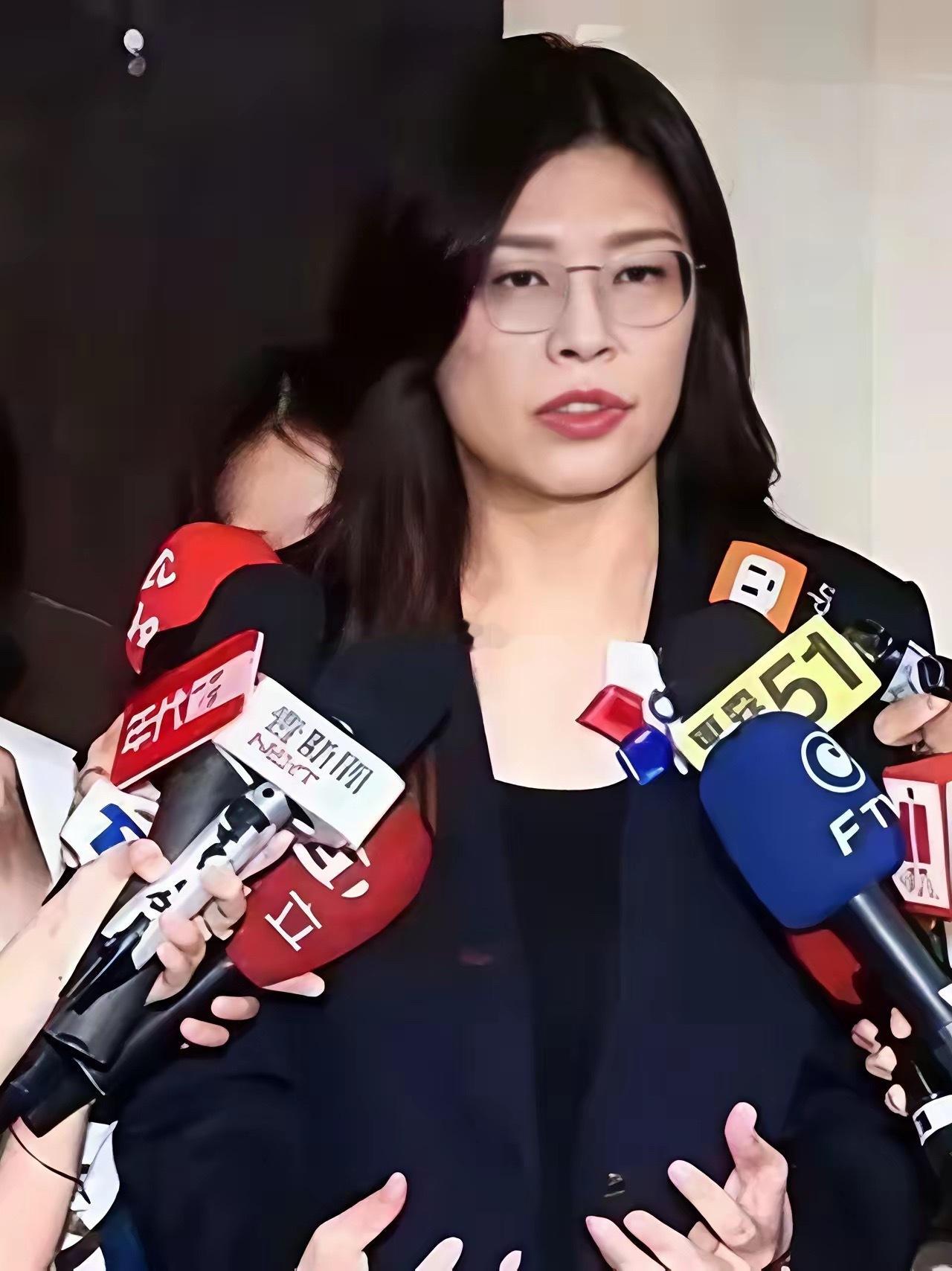 我阿姨做HR二十几年，看人贼准。当初郑丽文来大陆交流，听完她全程发言，阿姨一眼看