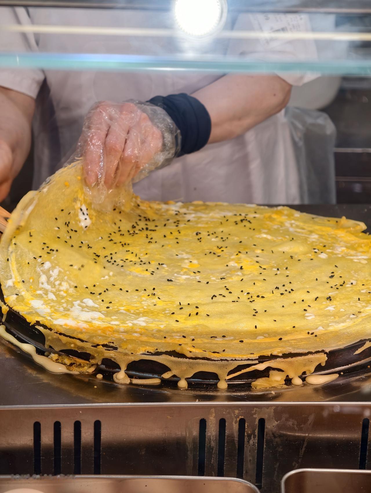 看到煎饼果子，想起来有一次在街边买个煎饼果子，那个阿姨手很脏，没有戴手套，直接拿