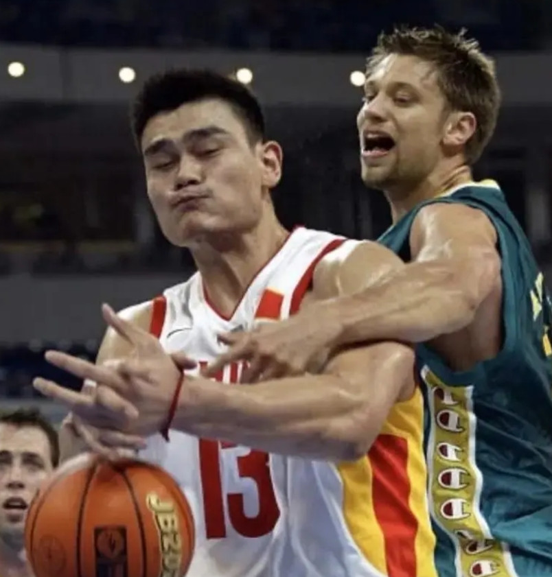04年姚明独得28+9+4率领中国男篮历史首次战胜澳大利亚一队！中国男篮与澳大
