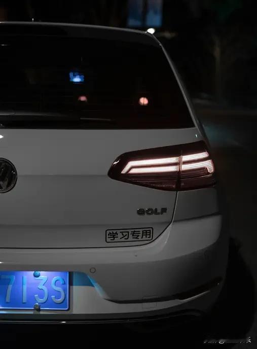 方向盘后面最危险的司机，就是教你“脚要么在油门上，要么在刹车上”的那个人。他理