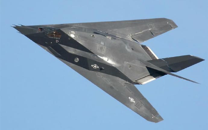 每天认识一件兵器美国F-117“夜鹰”攻击机F-117是美国洛克希德公司研制的
