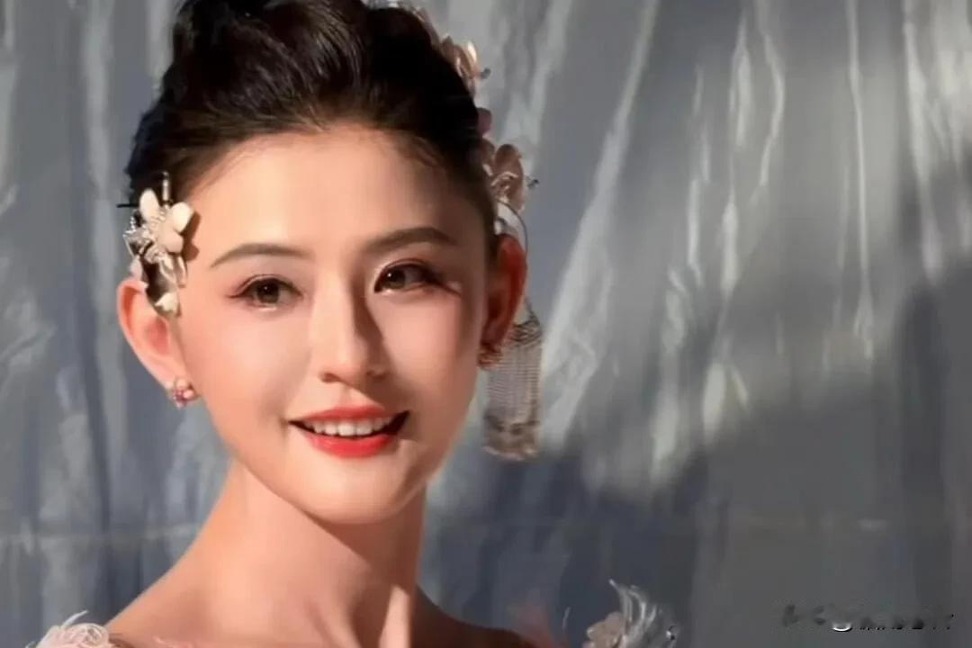 热依扎真的美得独特又有力量，可她确实没能成为顶级热门明星，挺可惜的。她15岁就踏