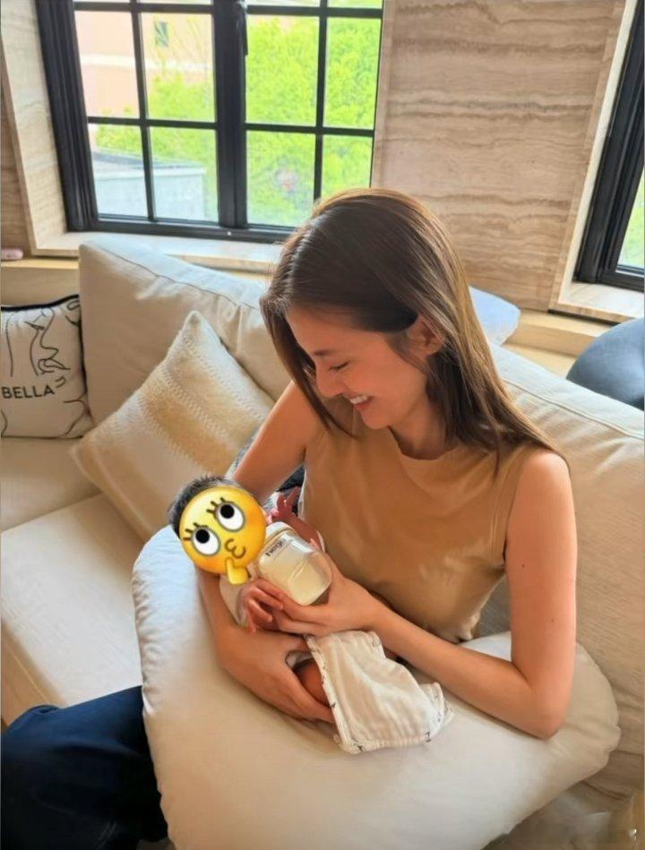 吴千语晒照抱婴儿喂奶吴千语抱娃娴熟被催生，程晓玥二胎儿女双全被夸强大。拜托网友别