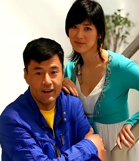演员于荣光，在外是35年零绯闻的硬汉。他赚钱、做饭，把钱全上交，自认把老婆宠上了