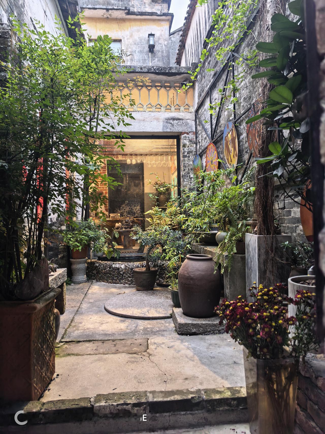 打卡番禺沙溪古镇，人真多，以前来的时候，古色古香，现在好多小吃一条街，好热闹，烟