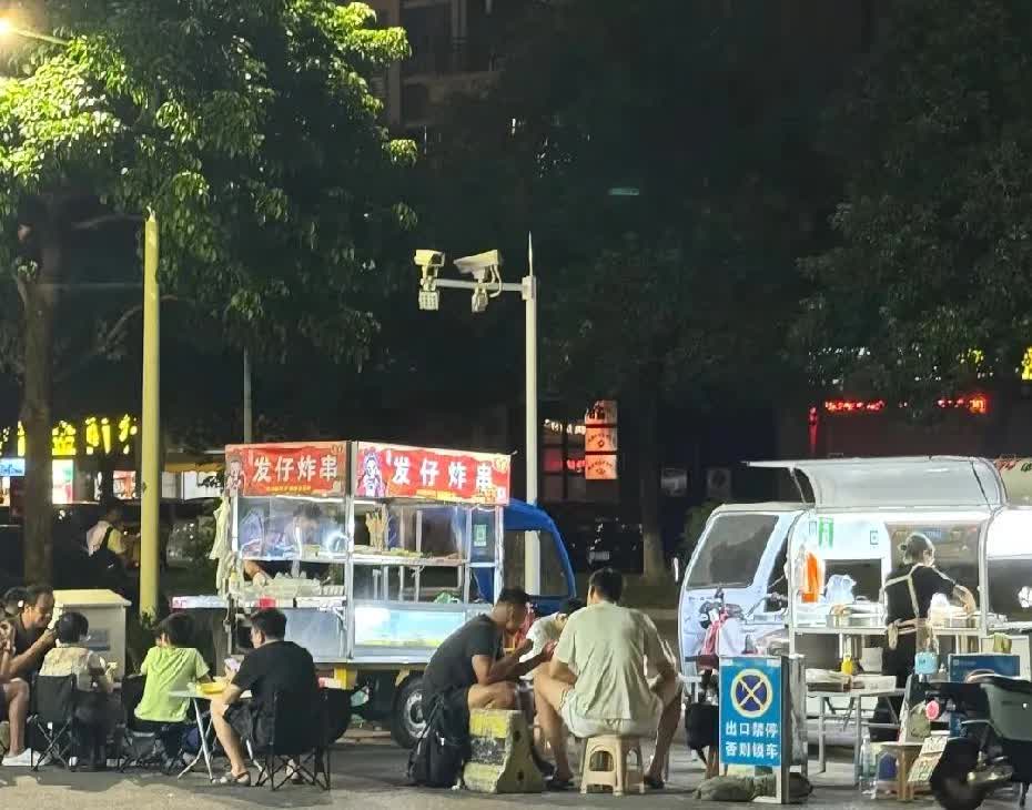 广东队在韶关打满了热身赛后，其中广东队球员周鹏、贺希宁等球员来到街边吃炸串的，不