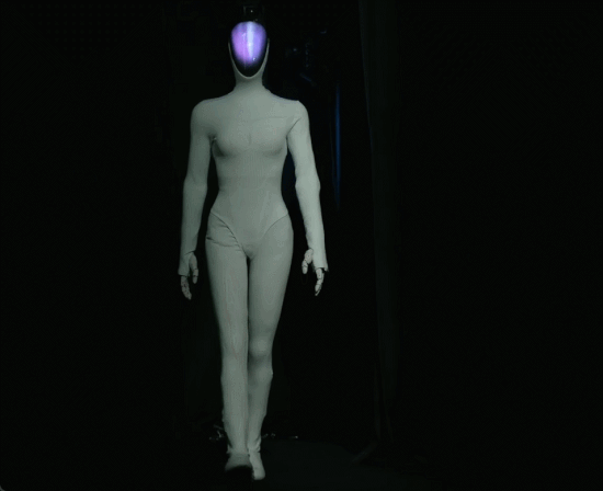 小鹏人形机器人蹑手蹑脚难以分，婀娜多姿形逼真。高挑轻盈惹人眼，回眸望背