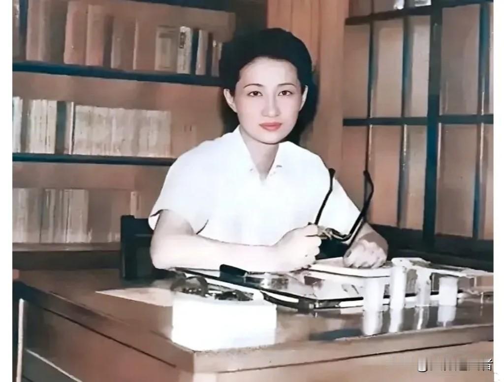 这张照片拍摄于1947年台湾新竹井上温泉，35岁的赵四小姐（赵一荻），在张学良幽