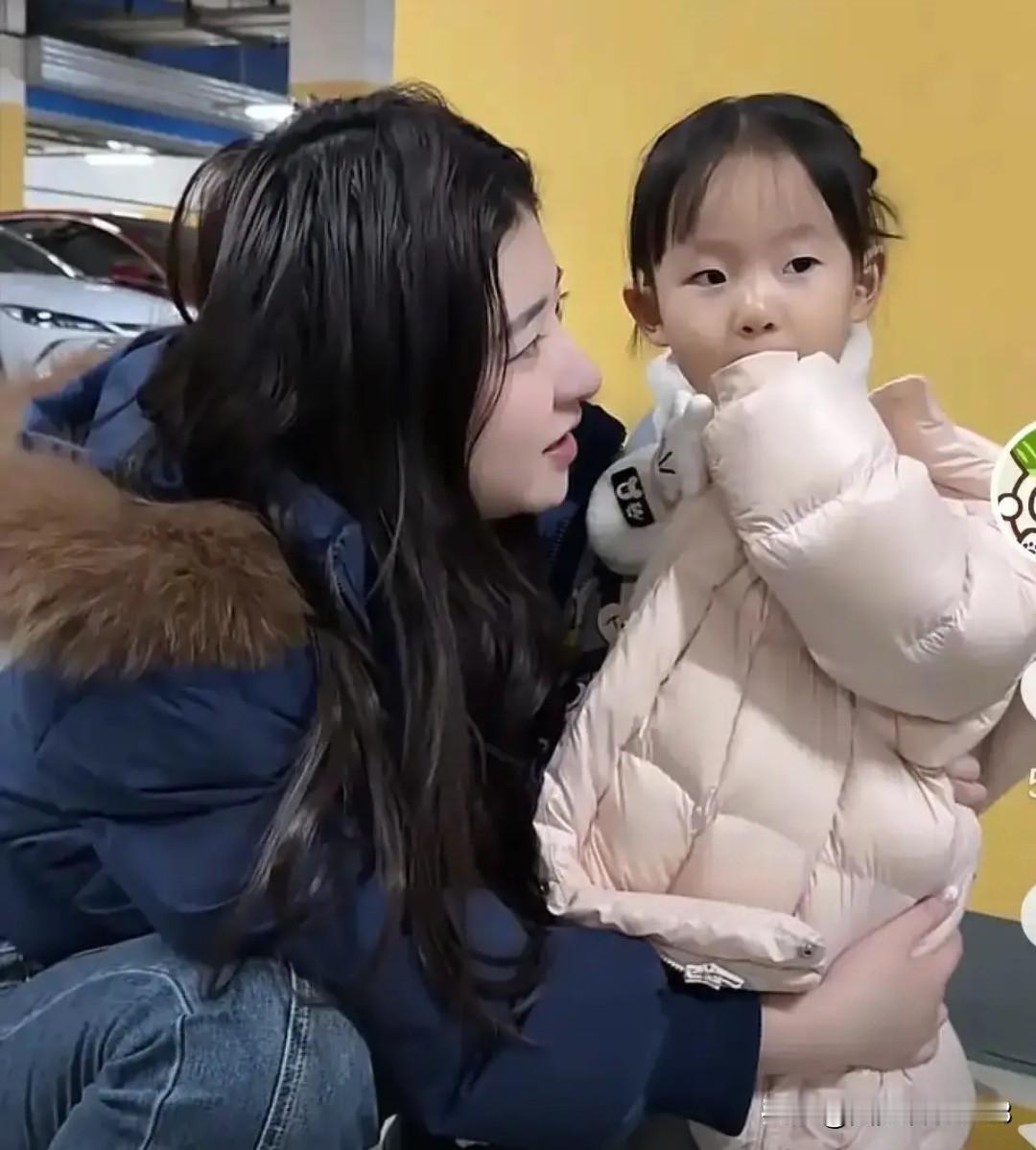 黄一鸣又搬出女儿闪闪了。黄一鸣是懂得流量密码的，只要女儿买，就有流量。