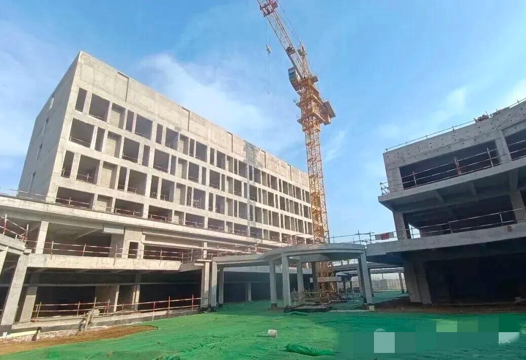 记录我的2026近日，青岛市西海岸新区奋进路文体中心地上主体结构全面完工，项目位