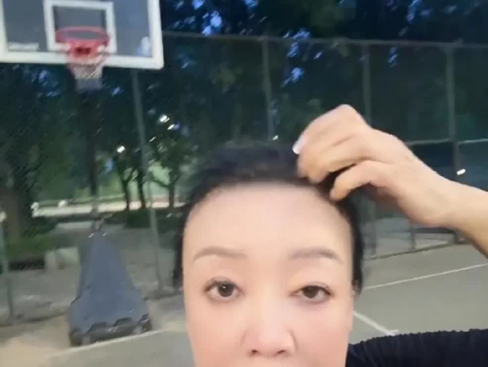 兰姐是真把马筱梅当亲闺女疼了，出差也不忘给媳妇儿带好吃的！虽然东西掉在了