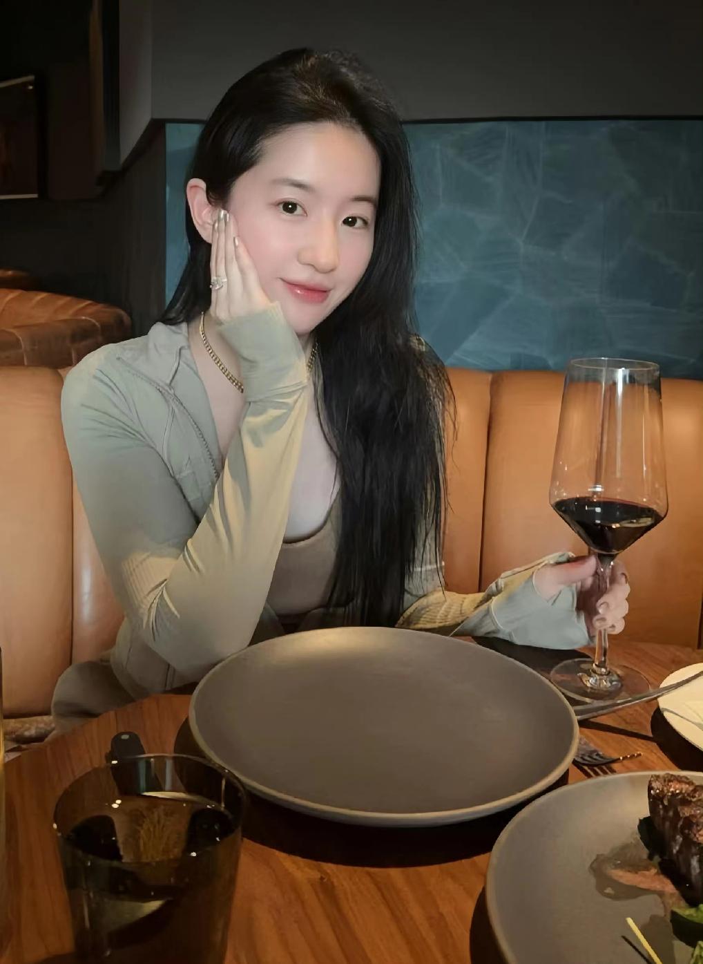 @刘亦菲～日前，巴黎探望父亲…[比心]