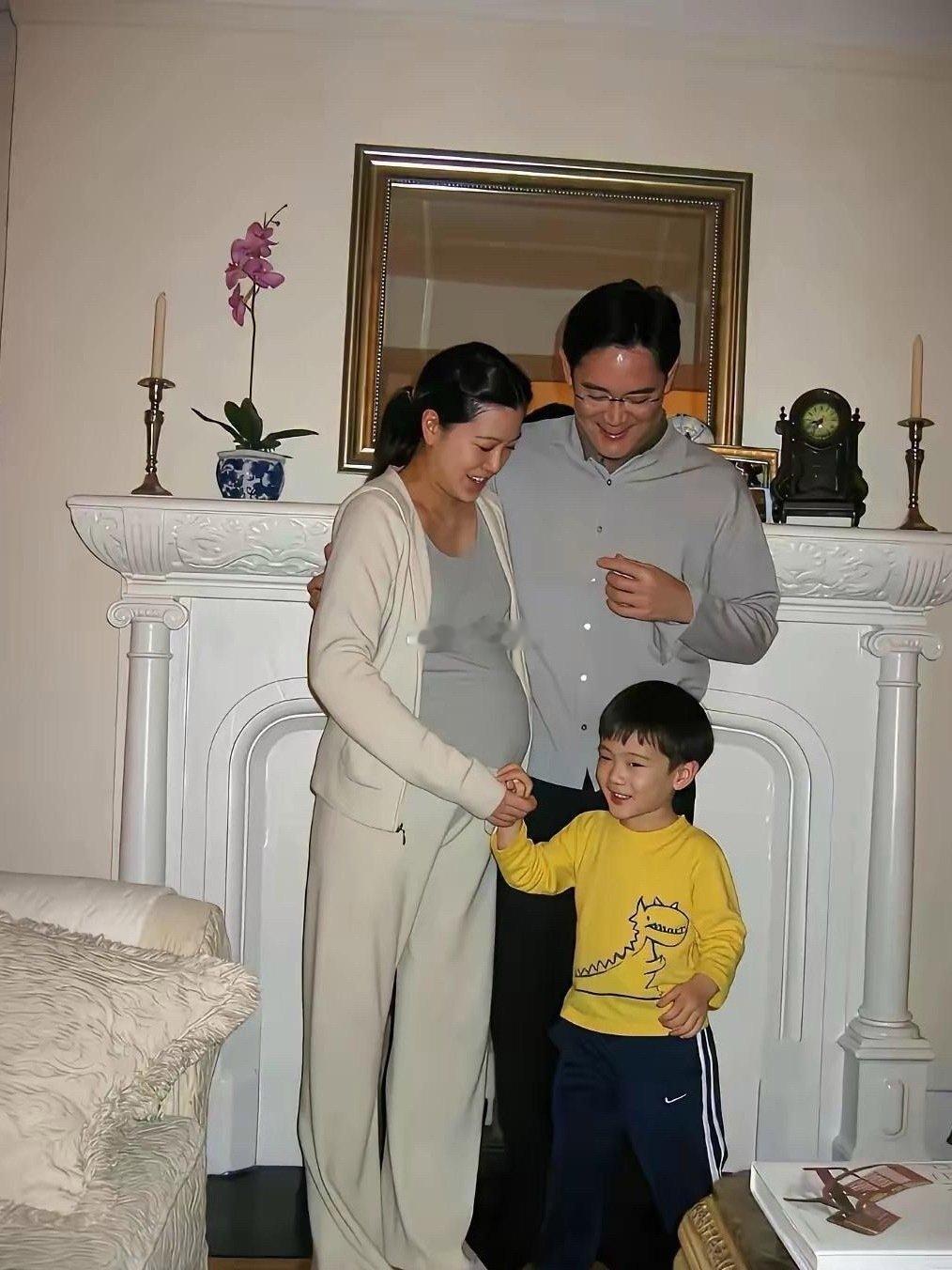 2003年，韩国三星集团太子爷李在镕，与前妻林世玲和孩子同框居家照​