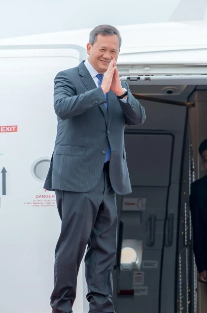 7月28日中午，柬埔寨首相洪玛奈在其个人社交账号上发文，宣布他已率领代表团乘专机