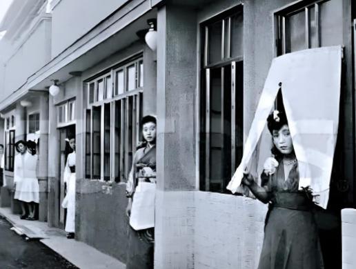 1940年，一个日本士兵迫不及待地来到慰安所，准备接受来自妇女的服务。然而当他脱